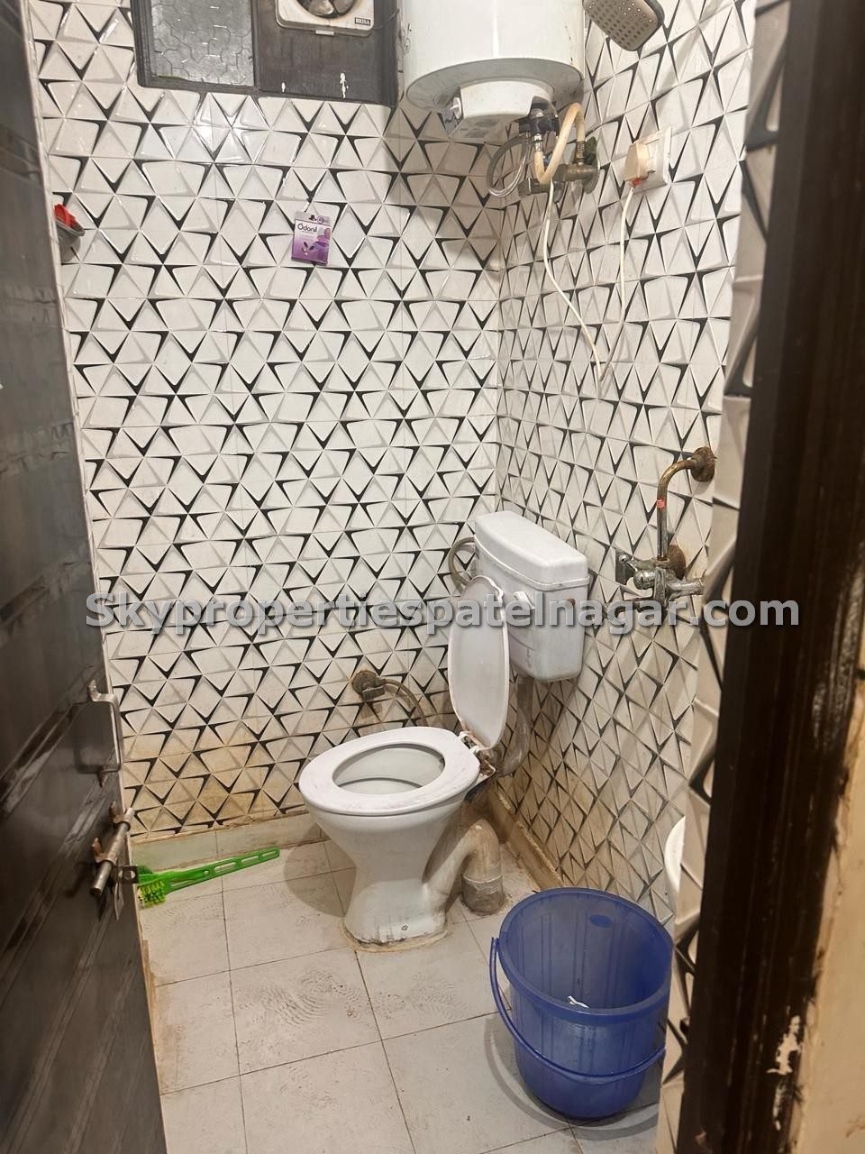 PG With Food Near Patel Nagar Metro Station