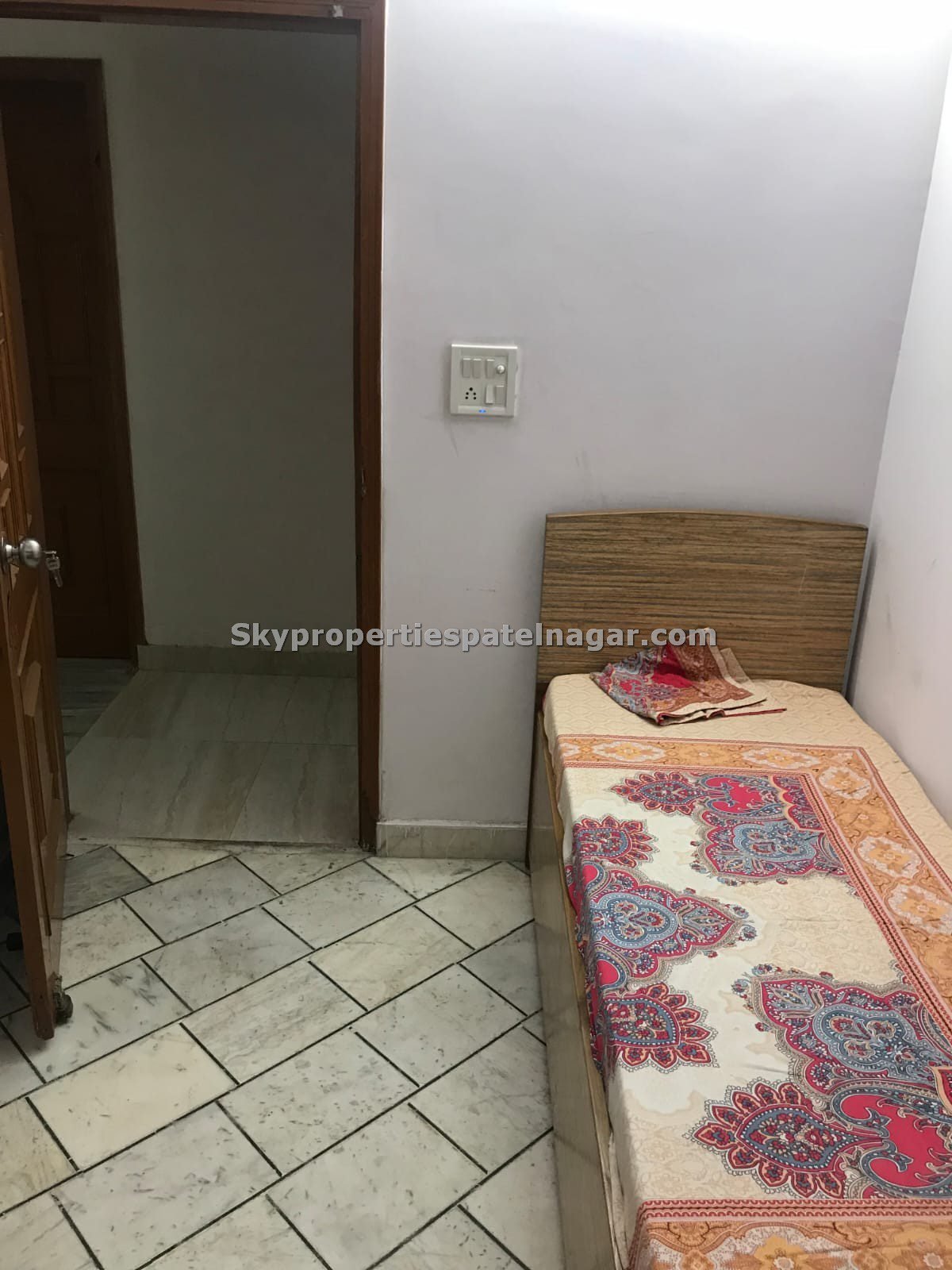 Single Room Near Karol Bagh Metro Station Delhi