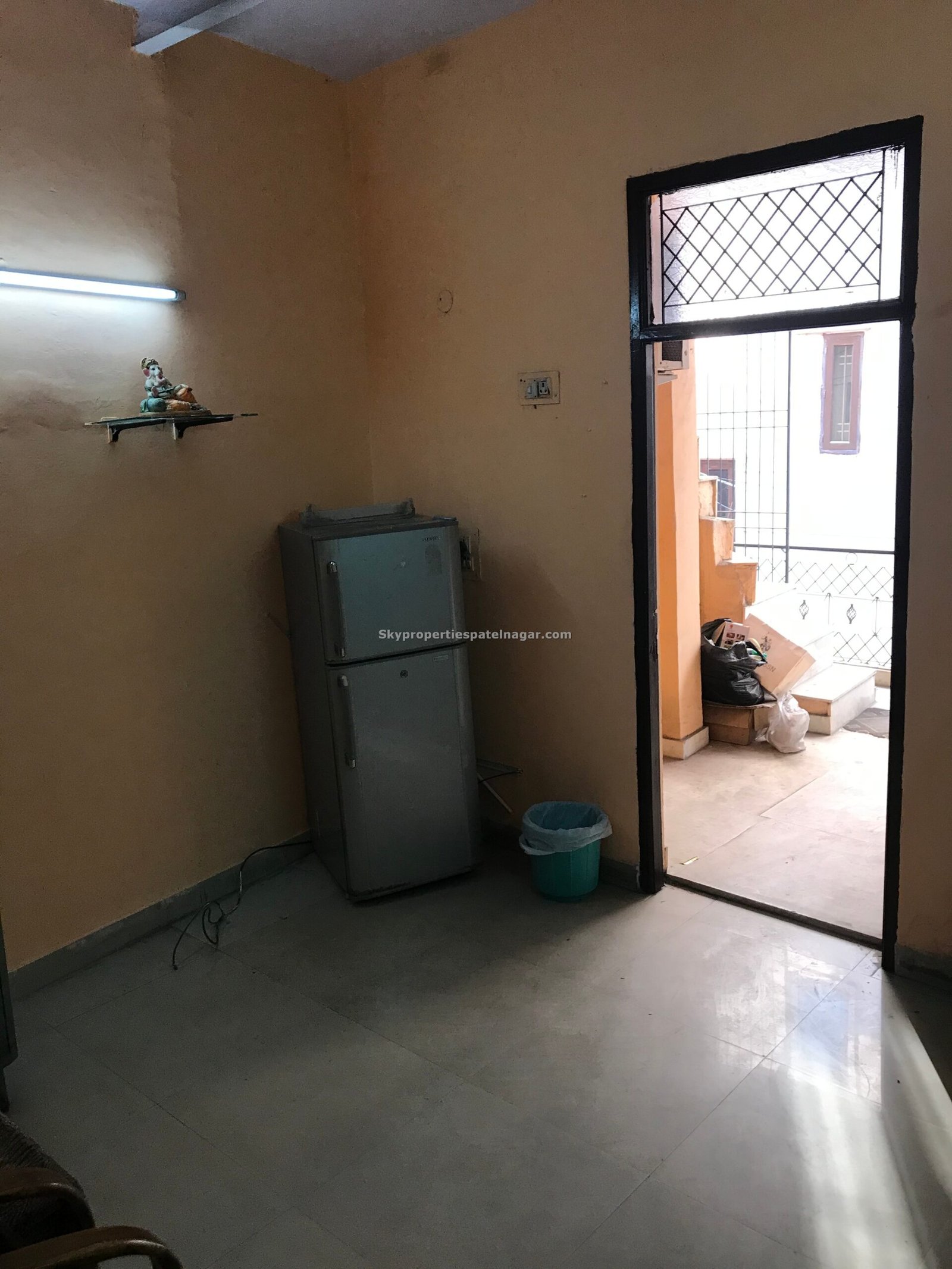 Single Room Near Karol Bagh Market Delhi