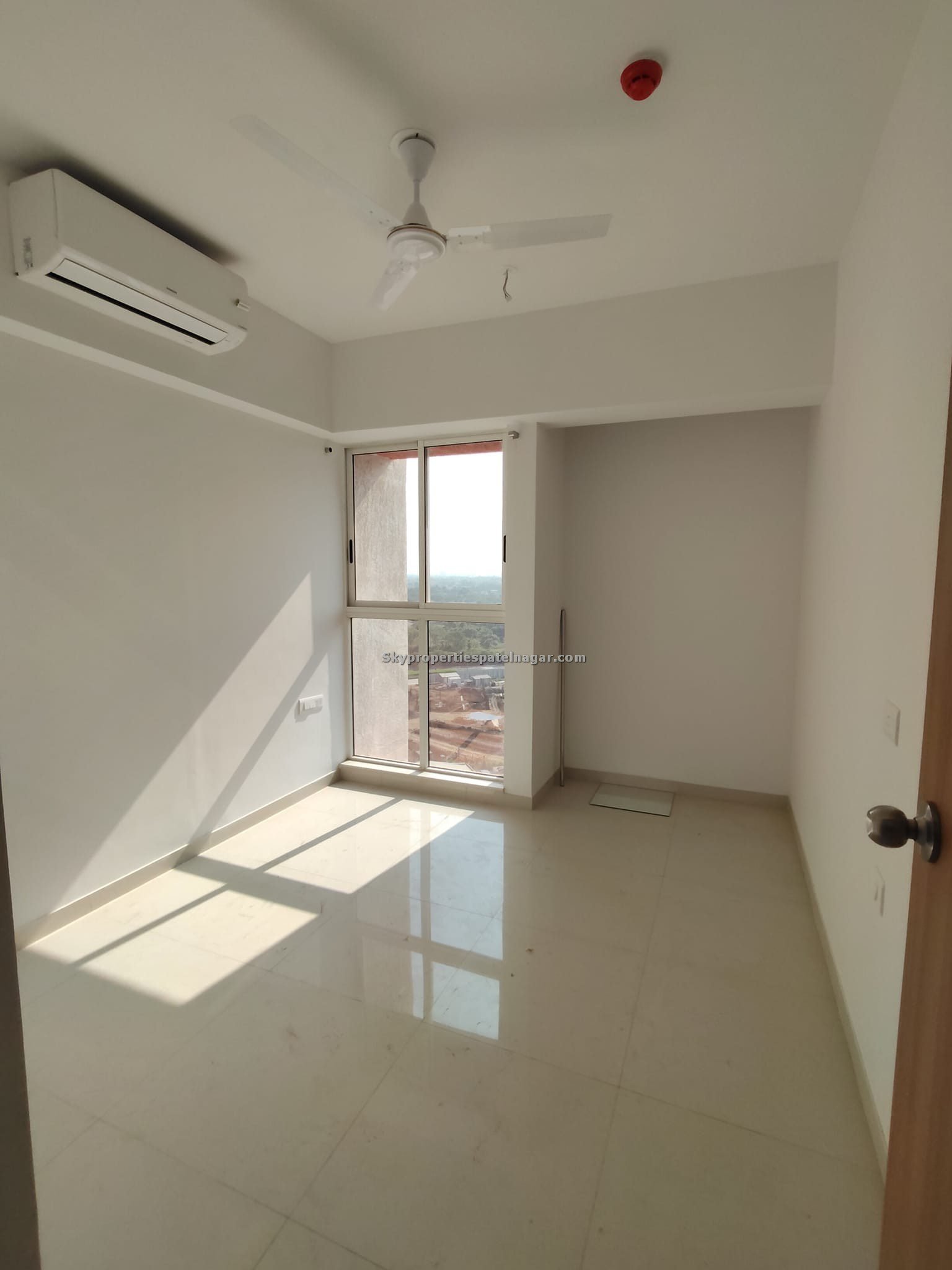 Single Room With Amenities In Karol Bagh Delhi