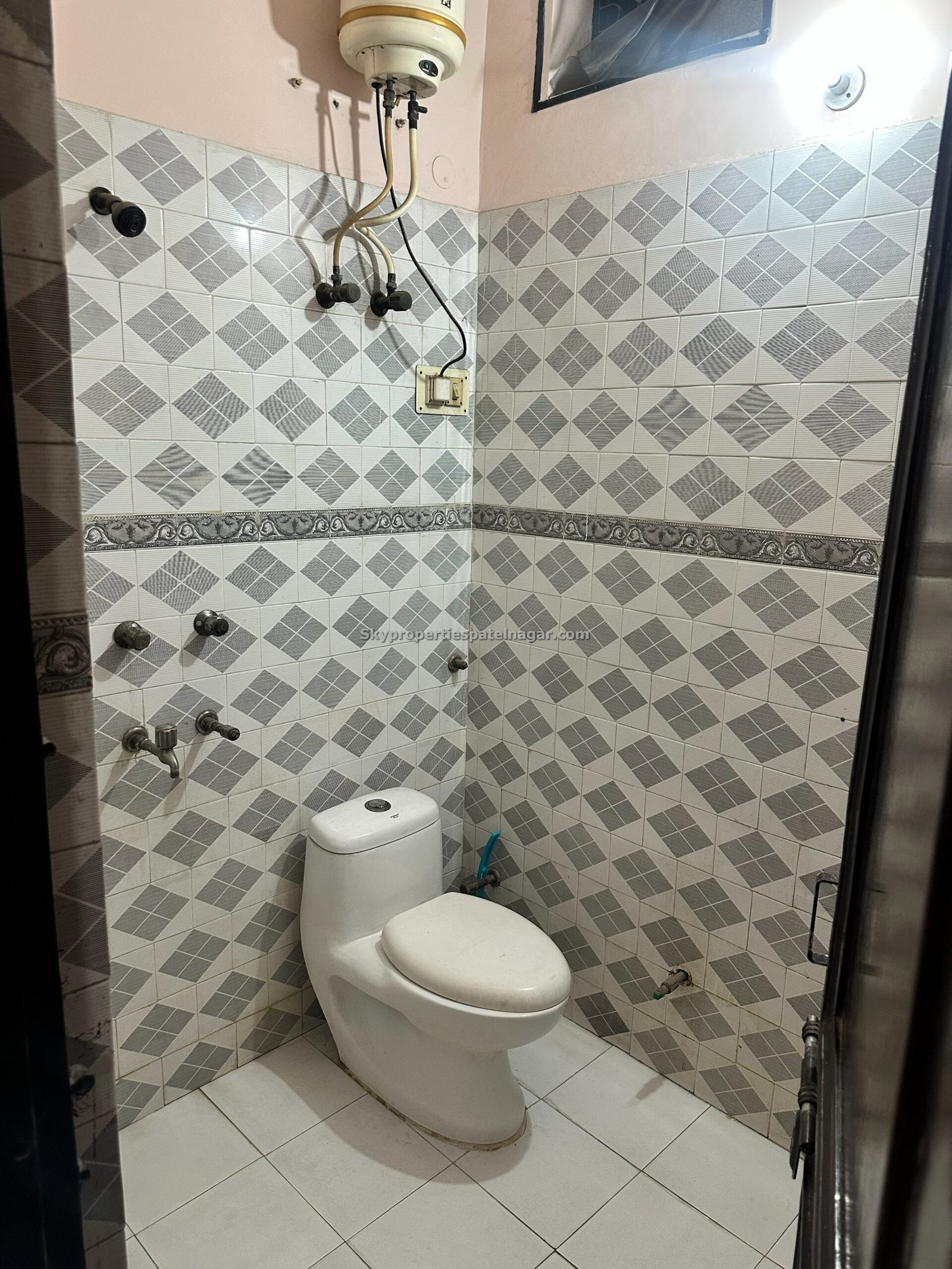 PG in Karol Bagh with WIFI & Food Starts 5000/-