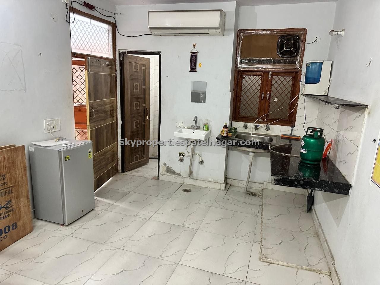 1 RK Flat in Karol Bagh Delhi at Low Rent Ready to Move
